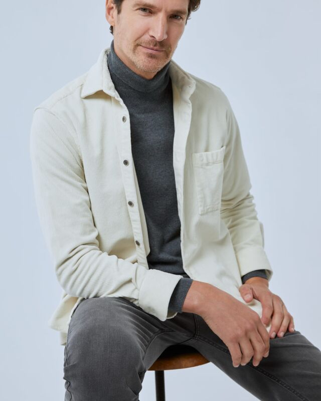 OVERSHIRTS / SOBRECAMISAS

Añade a tu look un toque casual y sofisticado que se adapta tanto a un día de trabajo como a una salida de fin de semana.