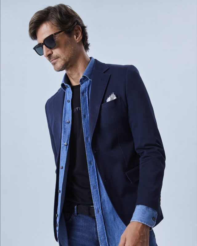 Sales con chaqueta por si refresca, te la quitas porque hace sol, la vuelves a poner porque llueve... y así todo el día. Mayo va de capas: una buena camiseta, camisa ligera encima y una chaqueta que puedas quitar y poner. Que el tiempo no te pille desprevenido… ni mal vestido.

#pertegazmen #modadecapas #estilomasculino #mayoesimpredecible #lookporcapas #chaquetaycamisa #modaprimavera