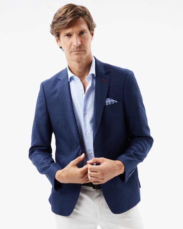 Cuando llega el calor, una chaqueta ligera y una camisa sin corbata son la solución perfecta tanto en la oficina como en una cena al aire libre.

#pertegazmen #veranoconestilo #chaquetaliviana #modamasculina #camisasincorbata #eleganciacómoda #estiloveraniego #hombreurbano