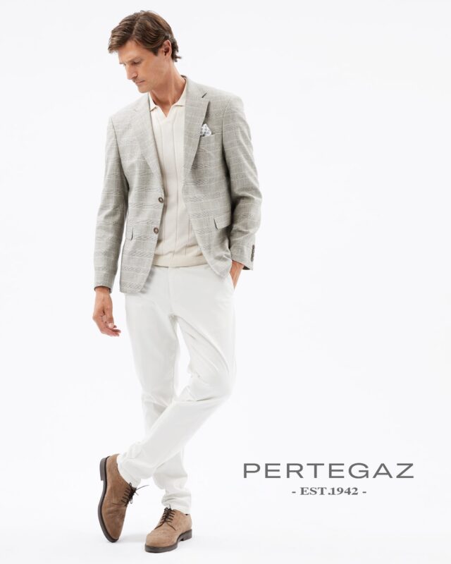 CLEAN FOR URBAN DREAMS
Chaquetas en lino en colores naturales claros.