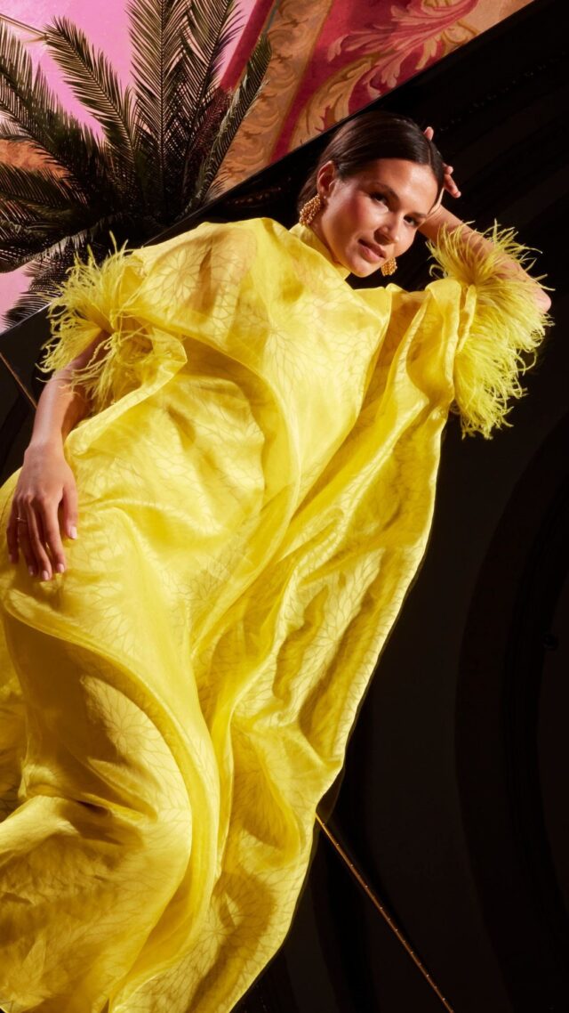 Kaftán amarillo de seda con pluma natural ✨