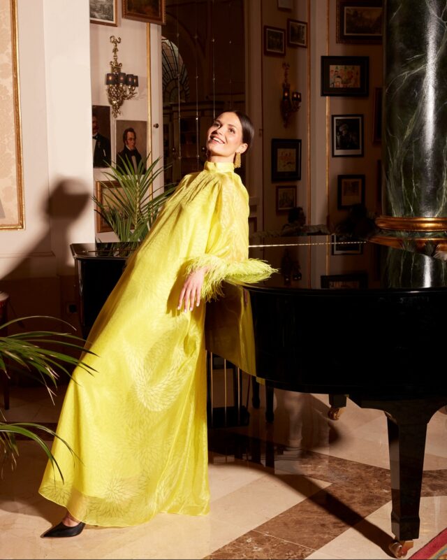 Kaftán amarillo confeccionado en georgette de seda con pluma de marabú, un acierto en tu evento este verano ✨