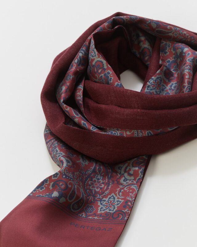#Foulards #Pertegaz 
Combínalo con una chaqueta ligera o un abrigo, anúdalo con naturalidad y deja que te proteja del fresco y complemente tu estilo. En otoño, los pequeños detalles son los que mejor hablan de ti.

#pertegaz #foulardmasculino #estilootoñal #modadehombre #complementosconclase #lookdeotoño #detallesquemarcan #accesoriosmasculinos #modaurbana