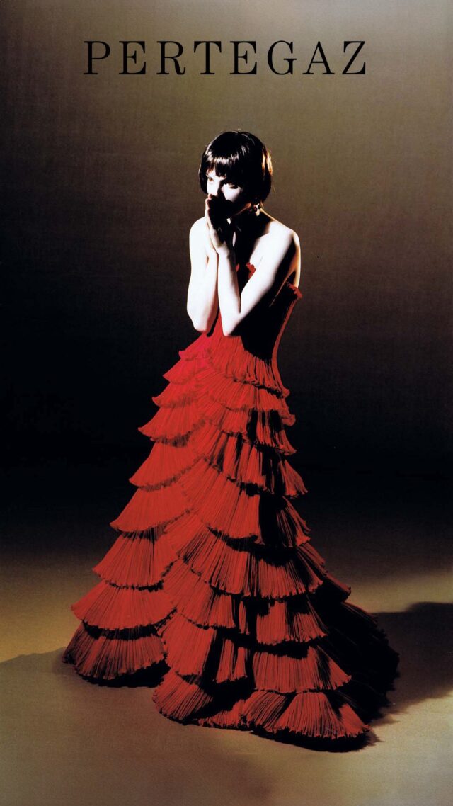 Vestido de puesta de largo en muselina roja y plisado rizado. 2002.

*Recreación sobre la foto original de Laura Ponte.