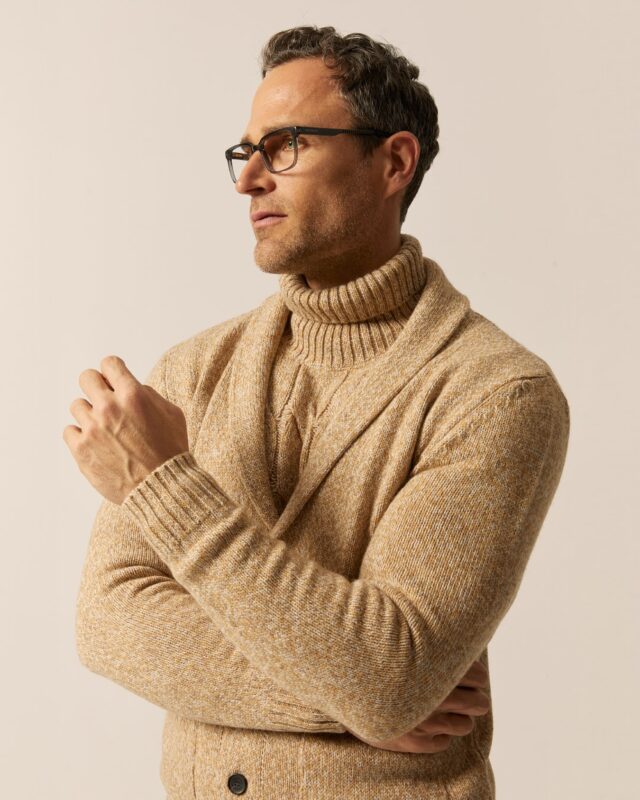 Jersey de punto grueso pero no pesado, de
mezcla de lana. Esta unión de fibras aporta
suavidad, elasticidad y confort térmico.