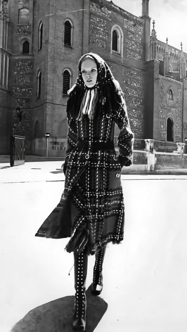 Abrigo de lana roja con cuadros escoceses en verde, amarillo y negro combinado con falda al bies con flecos del mismo tejido. Jersey negro de angora y cofia de la misma lana. #manuelpertegaz 

Recreación basada en la foto para Vogue USA. Circa 1973.