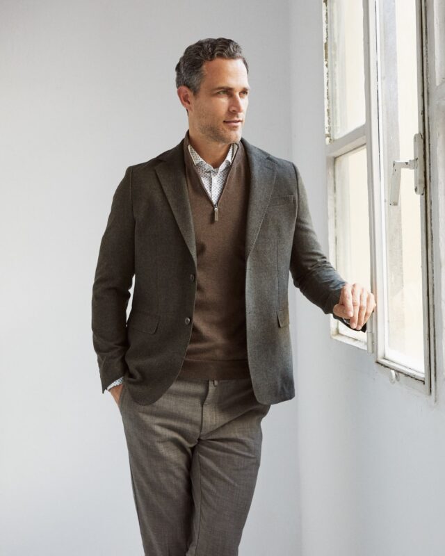 URBAN ELEGANCE
Prendas que combinan confort y funcionalidad. Chaquetas estructuradas, pantalones de corte limpio y jerseys de tejido suave diseñados para ofrecerte estilo, confort y funcionalidad.