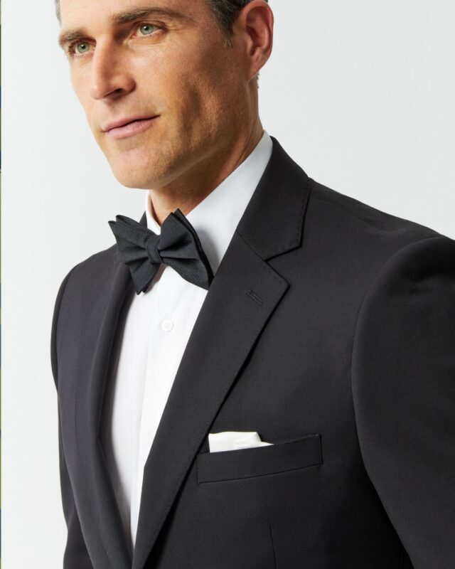 Aunque las fiestas hayan quedado atrás, el calendario sigue lleno de ocasiones especiales que merecen un look a la altura. Las rebajas son el el momento perfecto para hacerte con un traje de calidad a un precio especial para las próximas ceremonias.