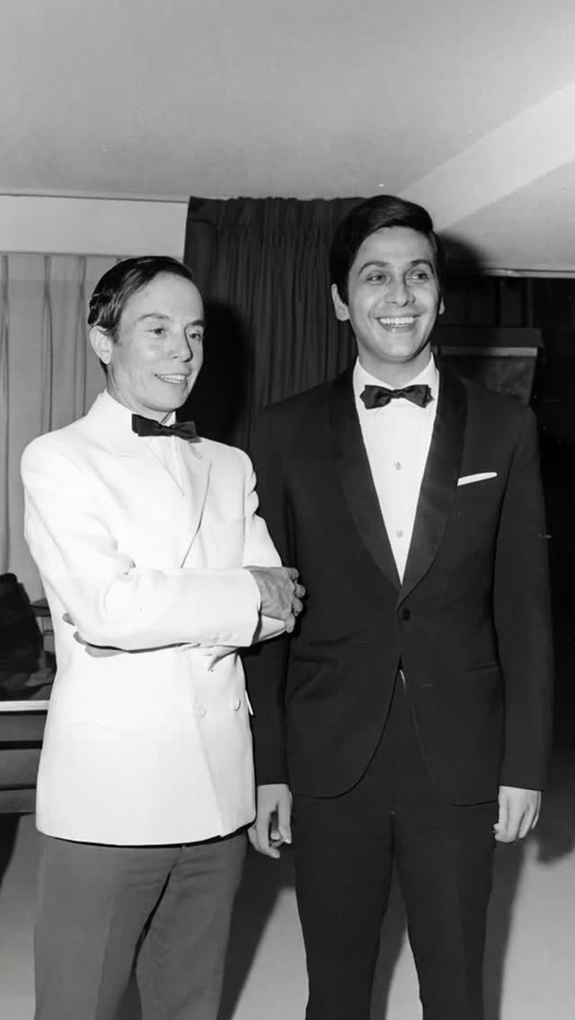 #Valentino y #Pertegaz: El adiós a dos leyendas unidas por la aguja y la historia.

La historia de la moda no se entiende sin la relación de respeto y admiración mutua que tejieron Valentino y Manuel Pertegaz. Sus caminos se cruzaron por primera vez en 1954 en Estados Unidos, donde ambos presentaron sus colecciones compartiendo cartel Pierre Cardin y Pierre Balmain. Aquella cita no fue una coincidencia, sino el preludio de una hermandad creativa que los llevaría más tarde a México, como invitados de honor en la primera Gala de la Moda Europea.

El reconocimiento a sus trayectorias paralelas les llegó en 2004, año en el que los dos recibieron la Aguja de Oro, el galardón más  prestigioso de la moda en España. Ambos compartían un profundo amor y veneración hacia la figura femenina y dedicaron sus vidas a elevar la elegancia a su máxima expresión. Con su partida, se cierra un capítulo dorado de la alta costura.

Descansen en paz.