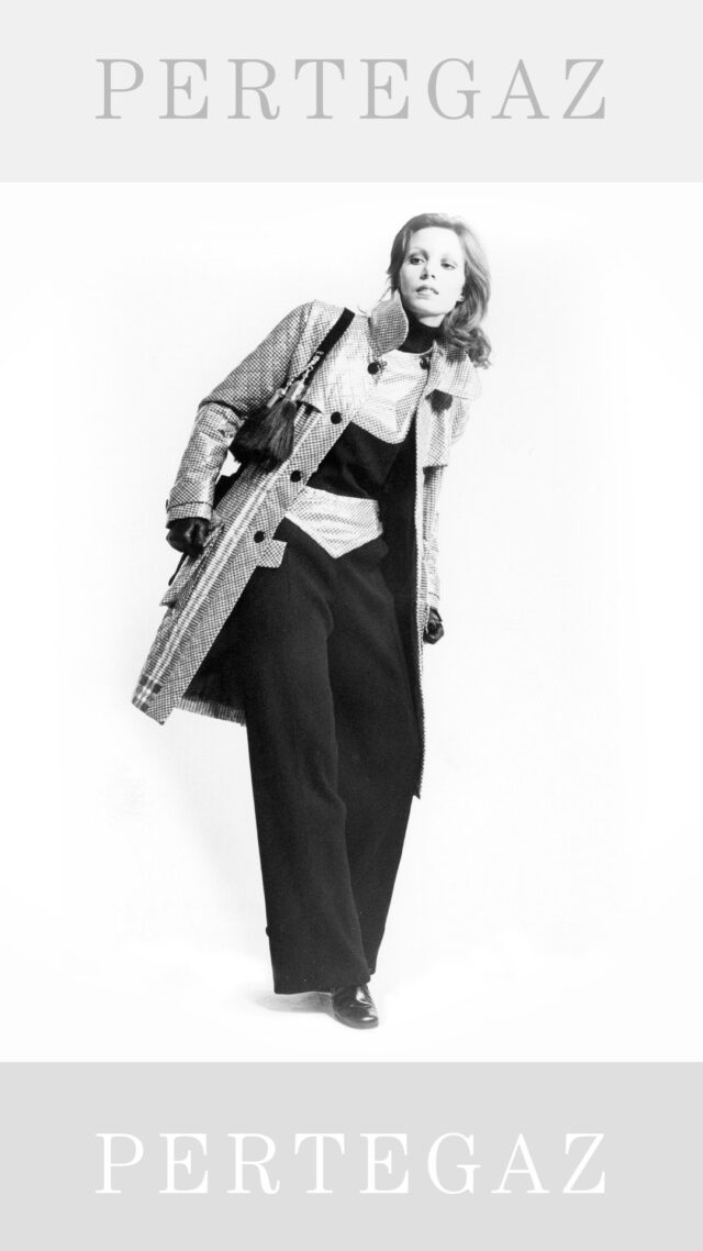 Gabardina hecha con tela de saco blanca y negra plastificada. Mono de tricot de lana negra con apliques a juego con la gabardina. Principios de los 70. PERTEGAZ BOUTIQUE.
#ManuelPertegaz