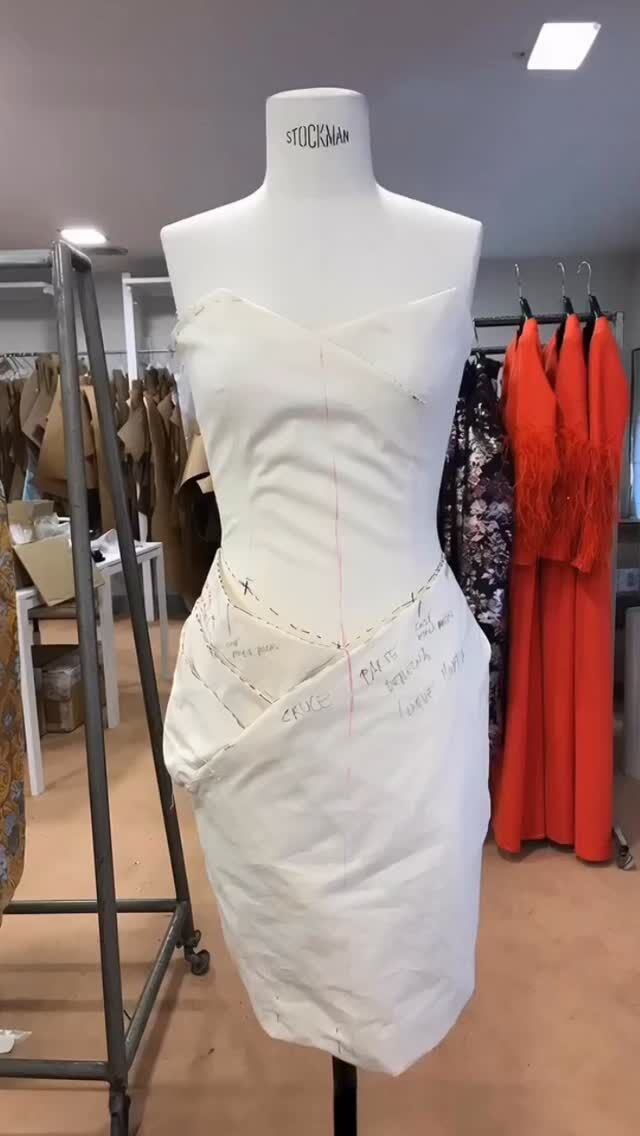 “Crear un traje para cada cuerpo, buscar el tejido adecuado, controlar la realización hasta el último detalle y descubrir con una conversación datos que no me proporciona el centímetro, no es solo mi trabajo, es un placer, es mi vida”
#ManuelPertegaz