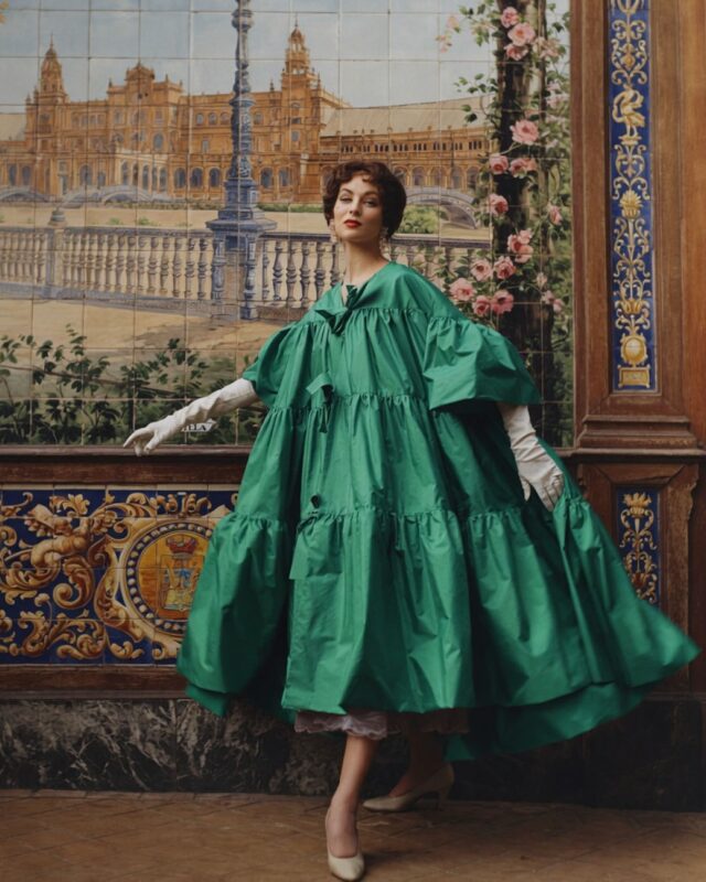 #SuzyParker con abrigo de noche en tafetán verde esmeralda en el mítico tablao Villa Rosa de Madrid.
#ManuelPertegaz Colección SS 1954. 
Foto de Henry Clark para #BritishVogue