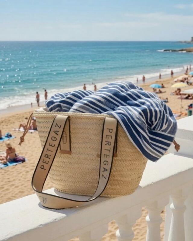 Un capazo de esparto es el aliado perfecto para la playa. Puedes eliminar la arena con una simple sacudida y su ventilación natural evita olores por humedad. Además resiste el sol y la sal y ofrece un diseño versátil ideal para pasar de la arena al chiringuito.

#capazo #verano #playa #estiloplayero #accesoriosdeverano
